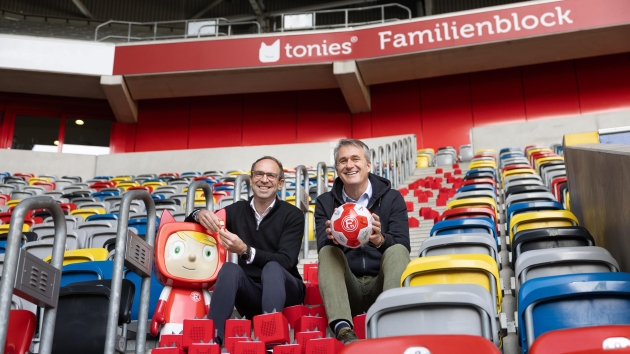 Tonies wird Partner von Fortuna Düsseldorf - Alexander Jobst (l.), Vorstandsvorsitzender der Fortuna Düsseldorf, und Tobias Wann (r.), CEO von Tonies - Quelle: Tonies